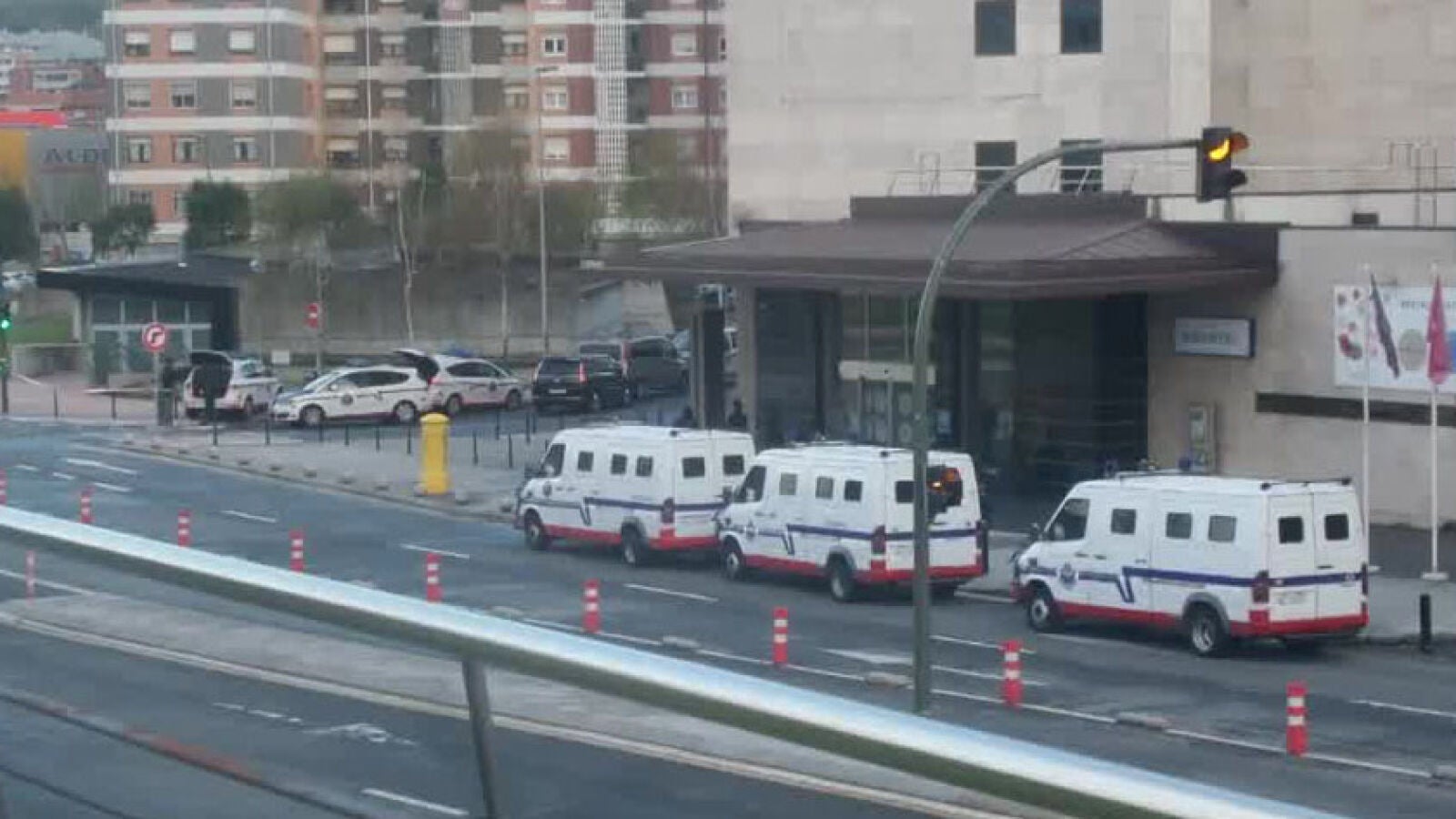 La Ertzaintza rebaja el operativo en Barakaldo tras comprobar que la habitación donde supuestamente había un hombre armado estaba vacía