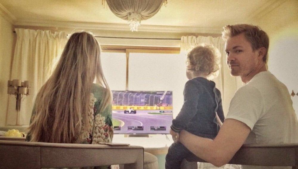 Rosberg, viendo la F1 en familia