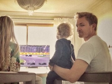 Rosberg, viendo la F1 en familia