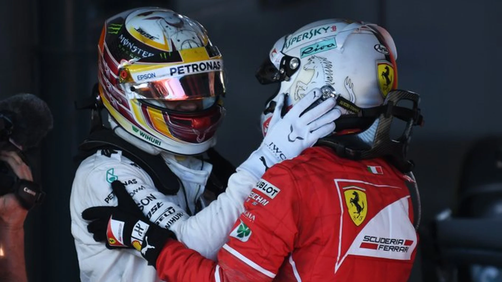 Hamilton felicita a Vettel tras su victoria