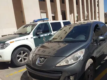 El coche con el que cruzaron la frontera los inmigrantes El coche con el que cruzaron la frontera los inmigrantes