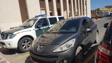 Seis inmigrantes subsaharianos cruzan a toda velocidad la frontera de Melilla en un coche kamikaze 