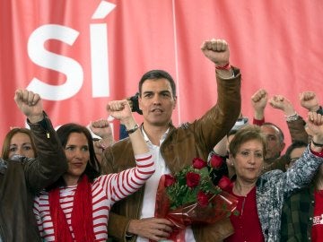 El ex secretario general del PSOE, Pedro Sánchez, cantando 'La Internacional' en Burjassot (Valencia)