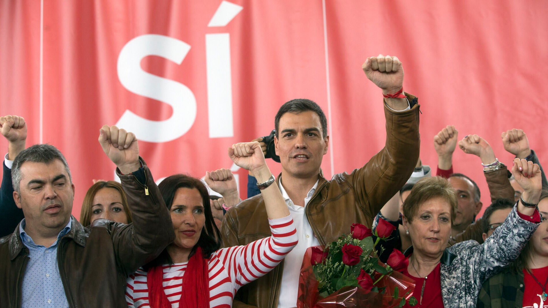 El ex secretario general del PSOE, Pedro S&aacute;nchez, cantando 'La Internacional' en Burjassot (Valencia)