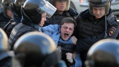 Más de 700 detenidos en Rusia en las manifestaciones contra Putin y Medvedev