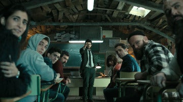 El Profesor nos da la bienvenida a su aula de 'La casa de papel'