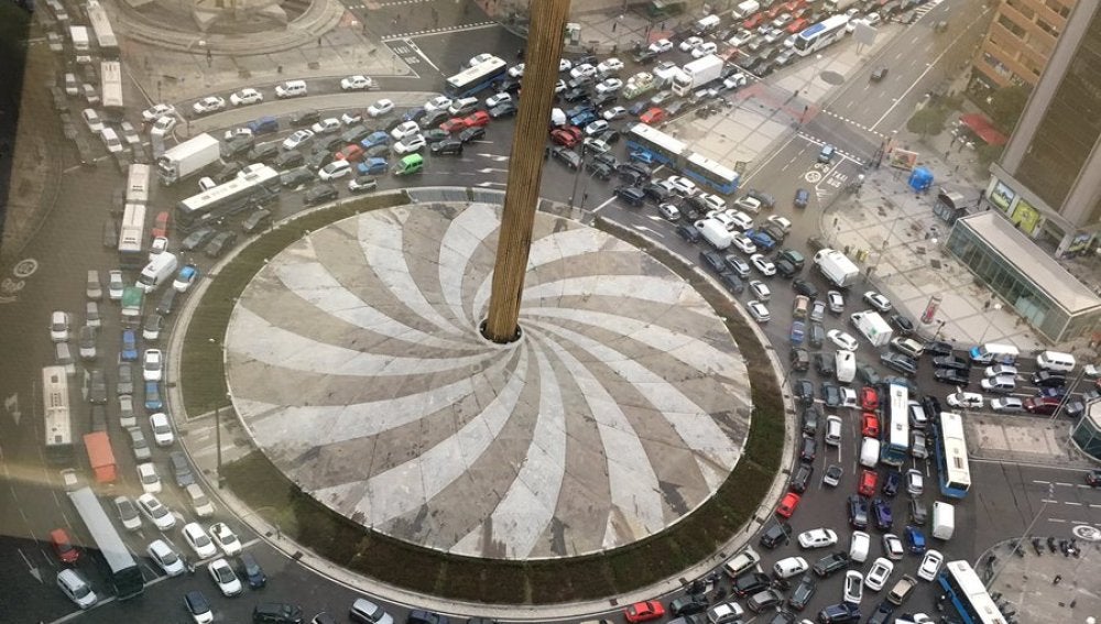 Atasco monumental en la rotonda de Plaza de Castilla, Madrid