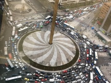 Atasco monumental en la rotonda de Plaza de Castilla, Madrid