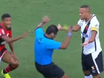 El árbitro finge una agresión ante Luis Fabiano 