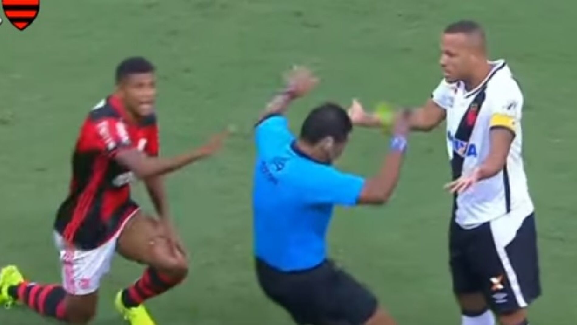 El &aacute;rbitro finge una agresi&oacute;n ante Luis Fabiano 