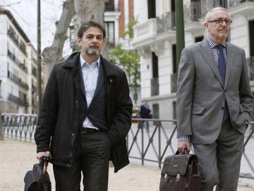 Oriol Pujol, acompañado de su abogado, Xavier Melero