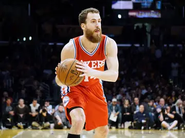 Sergio Rodríguez se prepara para pasar el balón en un partido con los Sixers Sergio Rodríguez se prepara para pasar el balón en un partido con los Sixers