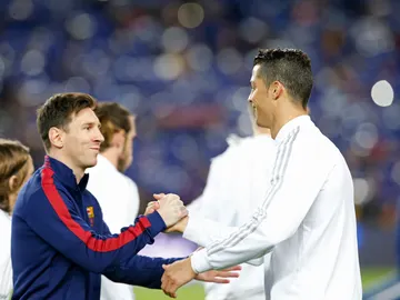 Leo Messi y Cristiano Ronaldo se saludan antes de un partido Leo Messi y Cristiano Ronaldo se saludan antes de un partido