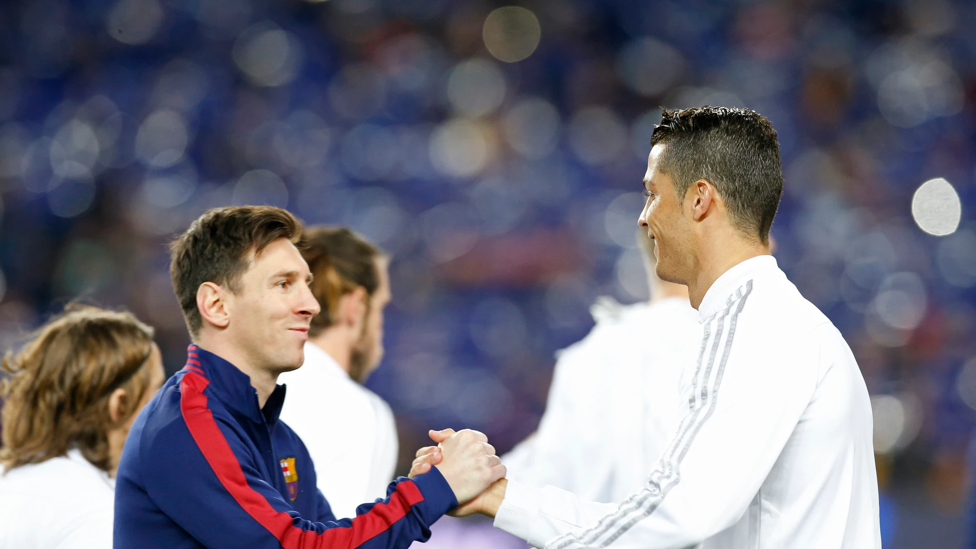 Leo Messi y Cristiano Ronaldo se saludan antes de un partido