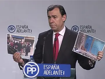 Frame 5.585011 de: Las Juventudes de la CUP ocupan la sede del PP de Cataluña para reivindicar la celebración de un referéndum Frame 5.585011 de: Las Juventudes de la CUP ocupan la sede del PP de Cataluña para reivindicar la celebración de un referéndum