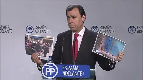 Frame 5.585011 de: Las Juventudes de la CUP ocupan la sede del PP de Cataluña para reivindicar la celebración de un referéndum Frame 5.585011 de: Las Juventudes de la CUP ocupan la sede del PP de Cataluña para reivindicar la celebración de un referéndum