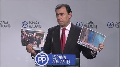 Las Juventudes de la CUP intentan ocupar la sede del PP de Cataluña para reivindicar la celebración de un referéndum