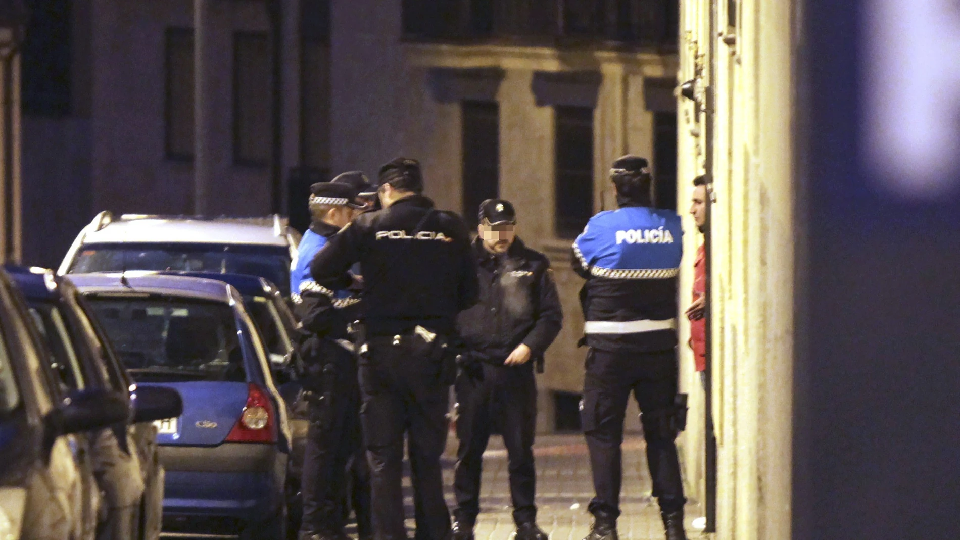 Agentes de la Policía Municipal y de la Policía Nacional Agentes de la Policía Municipal y de la Policía Nacional