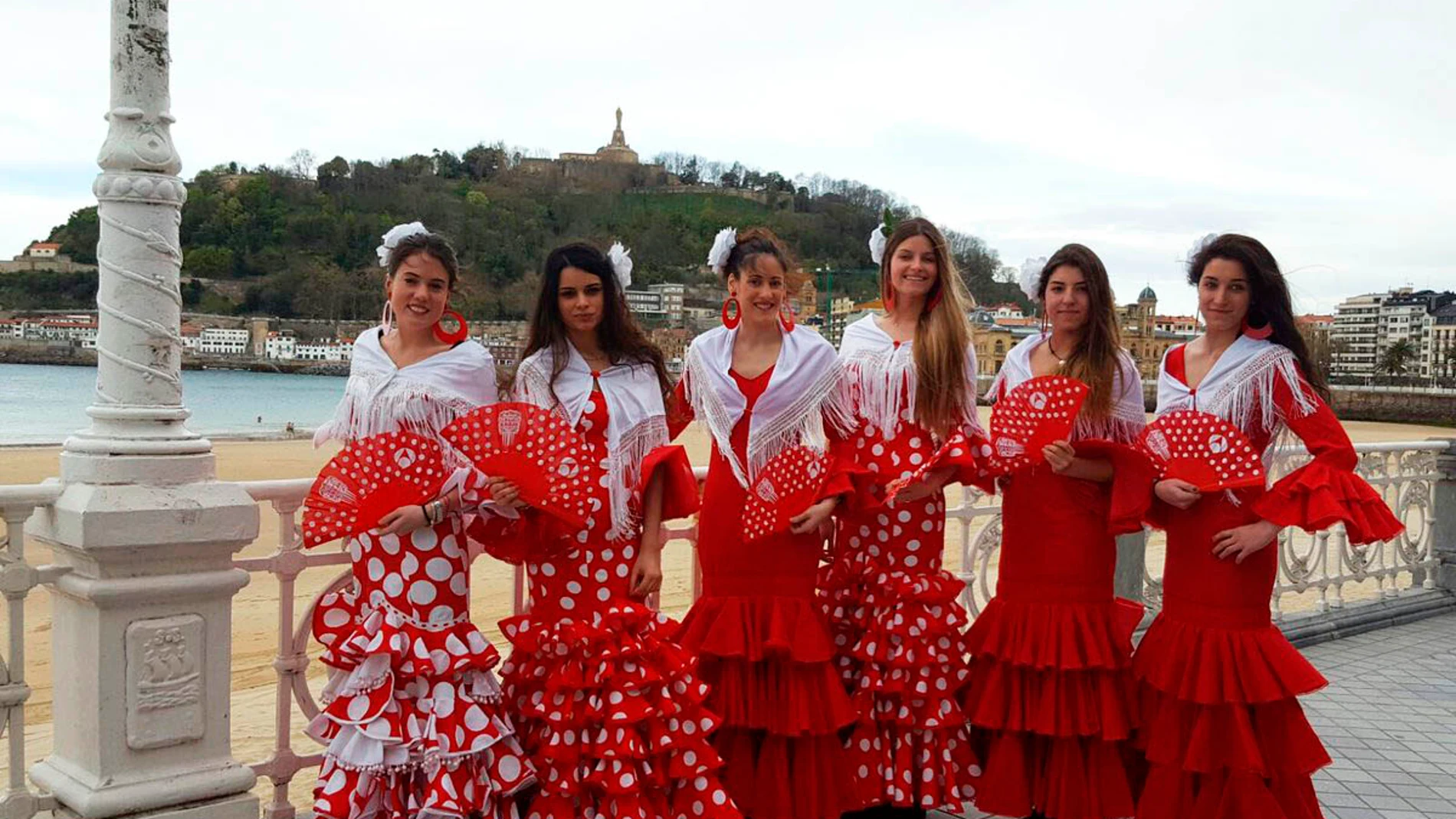 El Sur invade el Norte vestidas de flamenco con 'Allí Abajo'
