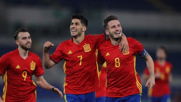 Jugadores de la sub-21 celebrando un gol