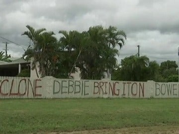 Frame 0.0 de: Los australianos se preparan para la entrada del ciclón Debbie prevista para mañana