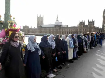 Cadena humana de mujeres para denunciar el atentado Cadena humana de mujeres para denunciar el atentado