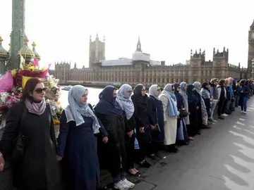 Cadena humana de mujeres para denunciar el atentado Cadena humana de mujeres para denunciar el atentado