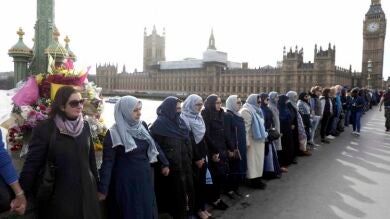 Una cadena humana de mujeres musulmanas a lo largo del puente de Westminster para recordar a las víctimas del atentado