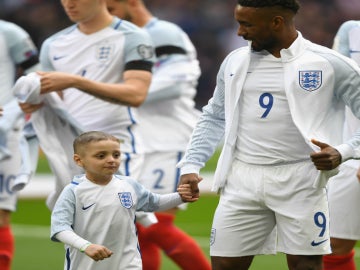 Jermain Defoe, con Bradley Lowery antes del Inglaterra-Lituania