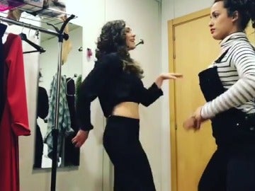 El divertido baile de Chanel y Yara para celebrar el Día Mundial del Teatro