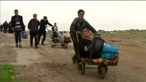 Frame 0.0 de: Numerosos civiles huyen desesperados de Mosul mientras las fuerzas iraquíes combaten contra el ISIS Frame 0.0 de: Numerosos civiles huyen desesperados de Mosul mientras las fuerzas iraquíes combaten contra el ISIS