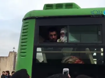 Frame 11.118506 de: Los civiles sirios siguen abandonando la ciudad de Homs tras el acuerdo entre Rusia y Bashar Assad Frame 11.118506 de: Los civiles sirios siguen abandonando la ciudad de Homs tras el acuerdo entre Rusia y Bashar Assad