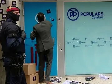 Frame 20.238233 de: Las Juventudes de la CUP ocupan la sede del PP de Cataluña Frame 20.238233 de: Las Juventudes de la CUP ocupan la sede del PP de Cataluña