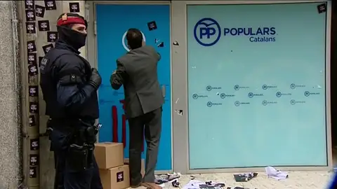 Frame 20.238233 de: Las Juventudes de la CUP ocupan la sede del PP de Cataluña Frame 20.238233 de: Las Juventudes de la CUP ocupan la sede del PP de Cataluña