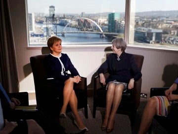 La primera ministra del Reino Unido, Theresa May, junto con la ministra principal escocesa, Nicola Sturgeon