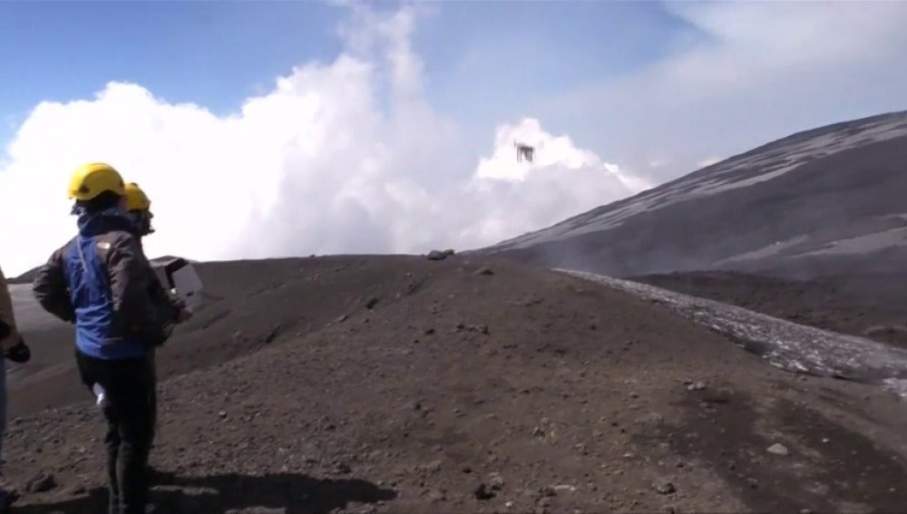 Frame 4.970443 de: Los vulcanólogos utilizan drones para estudiar la actividad del volcán Etna