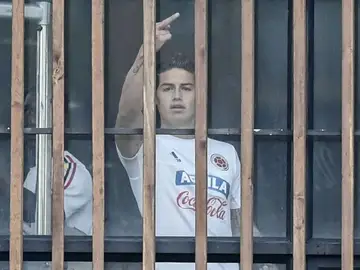 James Rodríguez hace una peineta en Colombia James Rodríguez hace una peineta en Colombia