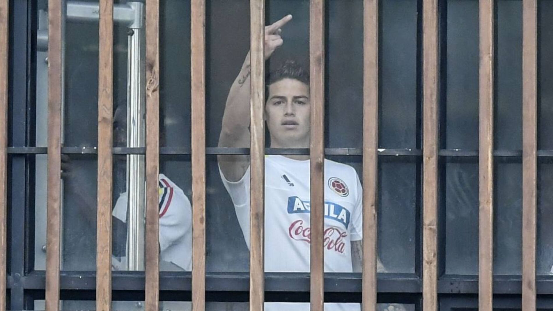 James Rodr&iacute;guez hace una peineta en Colombia