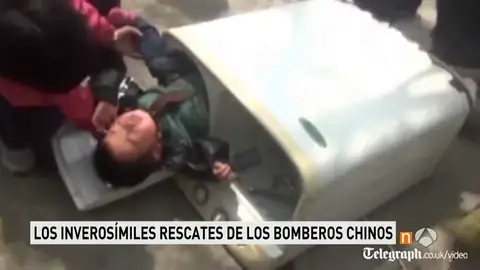 Frame 56.268333 de: Los rescates más increíbles y angustiosos de los bomberos a los niños chinos Frame 56.268333 de: Los rescates más increíbles y angustiosos de los bomberos a los niños chinos