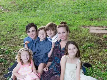 Los niños que defendieron a su madre de un ataque doméstico Los niños que defendieron a su madre de un ataque doméstico