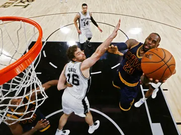 Gasol intenta evitar una canasta de LeBron James Gasol intenta evitar una canasta de LeBron James