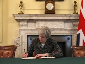 May firma la carta para notificar a la UE el inicio del 'Brexit'