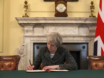May firma la carta para notificar a la UE el inicio del 'Brexit' May firma la carta para notificar a la UE el inicio del 'Brexit'