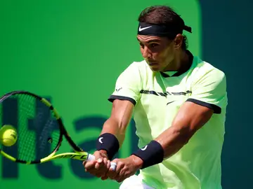 Nadal realizando un revés Nadal realizando un revés