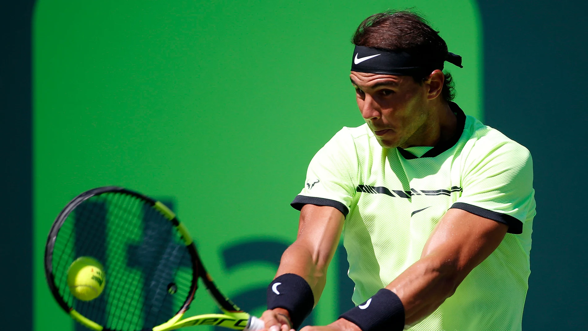 Nadal realizando un revés Nadal realizando un revés
