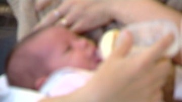 Imagen de un bebé con un biberón
