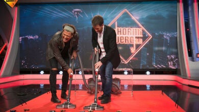 ¿Es Carlos Vives capaz de tocar la armónica con una aspiradora?