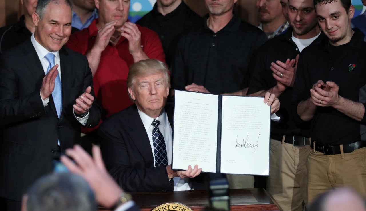 Trump firma una orden para empezar a desmantelar el legado climático de Obama Trump firma una orden para empezar a desmantelar el legado climático de Obama