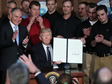 Trump firma una orden para empezar a desmantelar el legado climático de Obama Trump firma una orden para empezar a desmantelar el legado climático de Obama