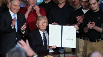 Trump firma el principio del fin de las leyes de Obama contra el cambio climático